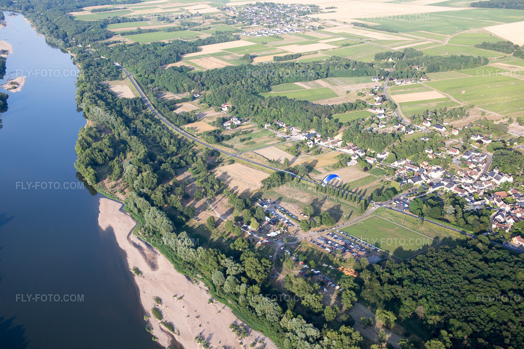Aerial view: View of the town in Chargé in the state Indre et Loire, France. – Photo: IMG_082407.jpg taken on 06/20/2015 by Werner Riehm/FLY-FOTO.com – Resolution of the original: 5472 x 3648 px