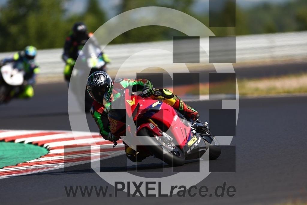 0171-20250719_04200 | Schöne Erinnerungen an spannende Momente - das festzuhalten ist unser Job. PIXELrace.de ist seit 2003 auf den Rennstrecken Europas unterwegs um die Action draußen beim Fahren und die wunderbare Stimmung imm Fahrerlager für euch einzufangen.