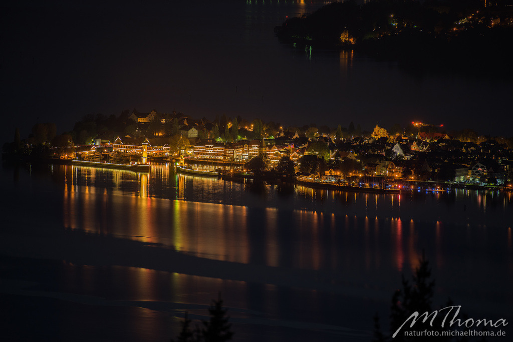 Insel Lindau bei Nacht vom Pfänder aus gesehen | Dies ist der Online-Shop von naturfoto.michaelthoma.de. Ich bin leidenschaftlicher Naturfotograf und fotografiere von der Andromedagalaxie bis zum Zwergtaucher, von der Ameise bis zum Orionnebel alles was mit Natur zu tun hat. Hier kann eine Auswahl meine - Realisiert mit Pictrs.com