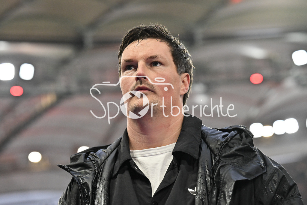 VfB Stuttgart - Hamburger SV | STUTTGART, GERMANY - 12. APRIL: the HSV Team thanks the fans who travelled with them after the Bundesliga Match between VfB Stuttgart vs. Hamburger SV on Matchday 29 at MHP Arena / DFL REGULATIONS PROHIBIT ANY USE OF PHOTOGRAPHS AS IMAGE SEQUENCES AND/OR QUASI-VIDEO / Merlin POLZIN Trainer Hamberger Sportverein