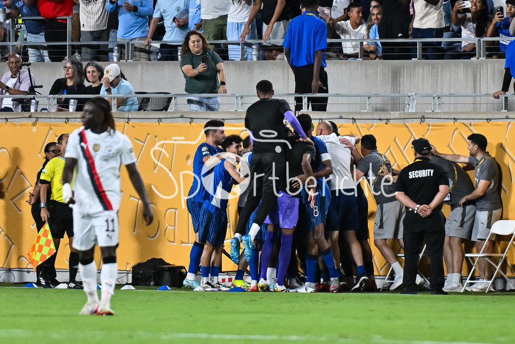 Manchester City - Al-Hilal SFC | Jubel von Al-Hilal nach dem Treffer zum 1-2 durch MALCOM (Al-Hilal 77) / Tor / Torschuetze / Freude / Happy / FIFA Club World Cup: Manchester City - Al-Hilal SFC, Camping World Stadium am 30.06.2025 / NOT FOR SALE IN USA