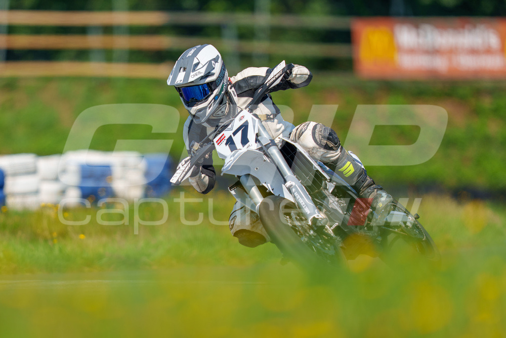 G-Cup + Supermoto Staatsmeisterschaft + Hungarian Supermoto Championship | GRIPcapture steht für authentische Sportfotografie in Österreich – für Momente, die mehr sind als Geschwindigkeit oder Ergebnis. Es geht um Emotion, Spannung, Fokus und den Augenblick, der oft nur einen Wimpernschlag dauert.Ob Motorsport, Teamsport oder 