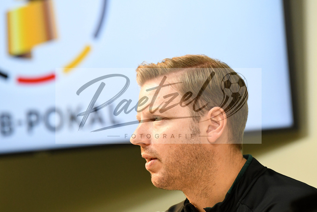 20200303_PKWBRE_0007 | Fussball, Herren: Trainer Florian Kohfeldt (SV Werder Bremen) schaut waehrend der Pressekonferenz des SV Werder Bremen im Presseraum des wohninvest Weserstadion am 03.03.2020 in Bremen, Deutschland. - Realisiert mit Pictrs.com
