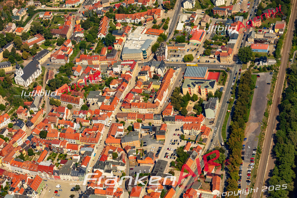 Schrägluftbild  Brückengasse  Rudolstadt - Das Luftbild wurde 2025 vom UL-Flugzeug heraus erstellt (ohne Drohne- keine Drohnenaufnahme ) - Hochauflösende Luftaufnahme -Nicht vergleichbar mit Google Maps oder Satelittenbilder- Die Geschenkidee !Mit Lizenz und Bildrechte bestellbar