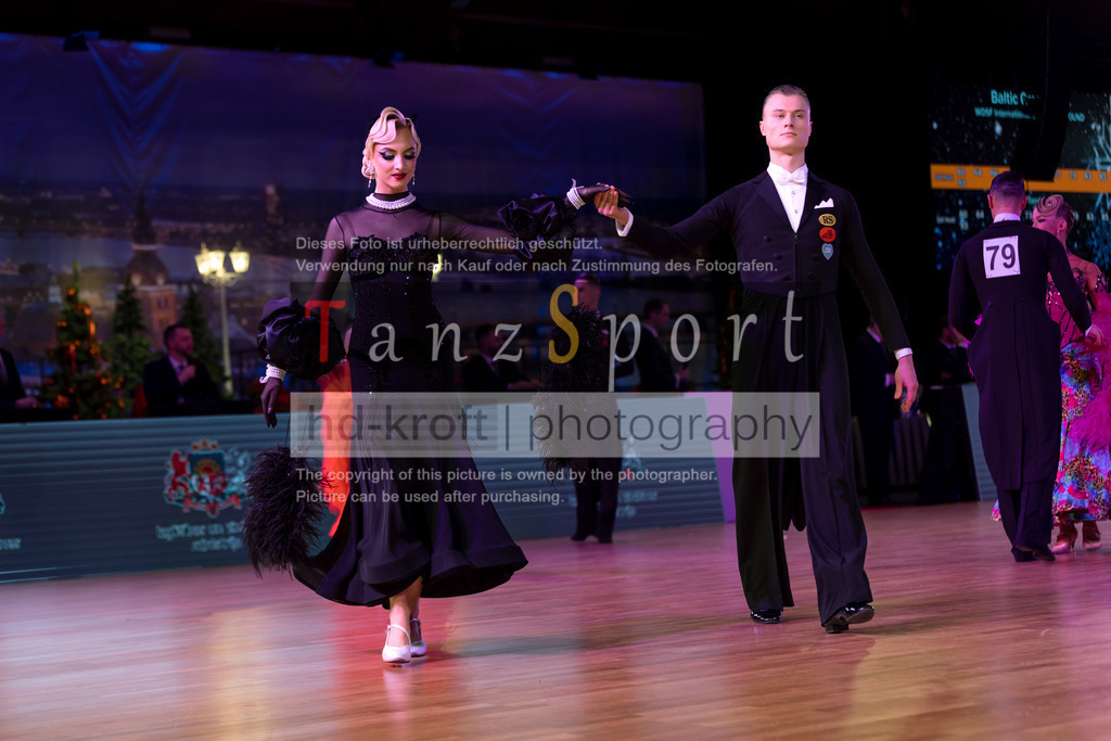 20241215_WDSF_Int_Open_Std-Riga-9511 | Tanzsportbilder, Standardtanz, Lateintanz, WDSF, DTV, LTVB, dancecomp, goc, hessen tanzt, blaues band der spree, walzer, tango, wiener walzer, slowfox, quickstepp, samba, rumba, cha-cha-cha, paso doble. jive, hd-kroft photography, turniertanzsport