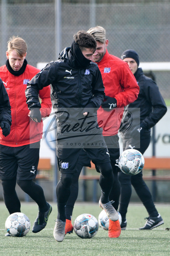 20200131_TRAOSN_0056 | Fußball, Herren: Manuel Farrona Pulido (VfL Osnabrueck) in Aktion, am Ball, Einzelaktion waehrend der Trainingseinheit des VfL Osnabrueck im Sportpark Illoshoehe am 31.01.2020 in Osnabrueck, Deutschland. - Realisiert mit Pictrs.com