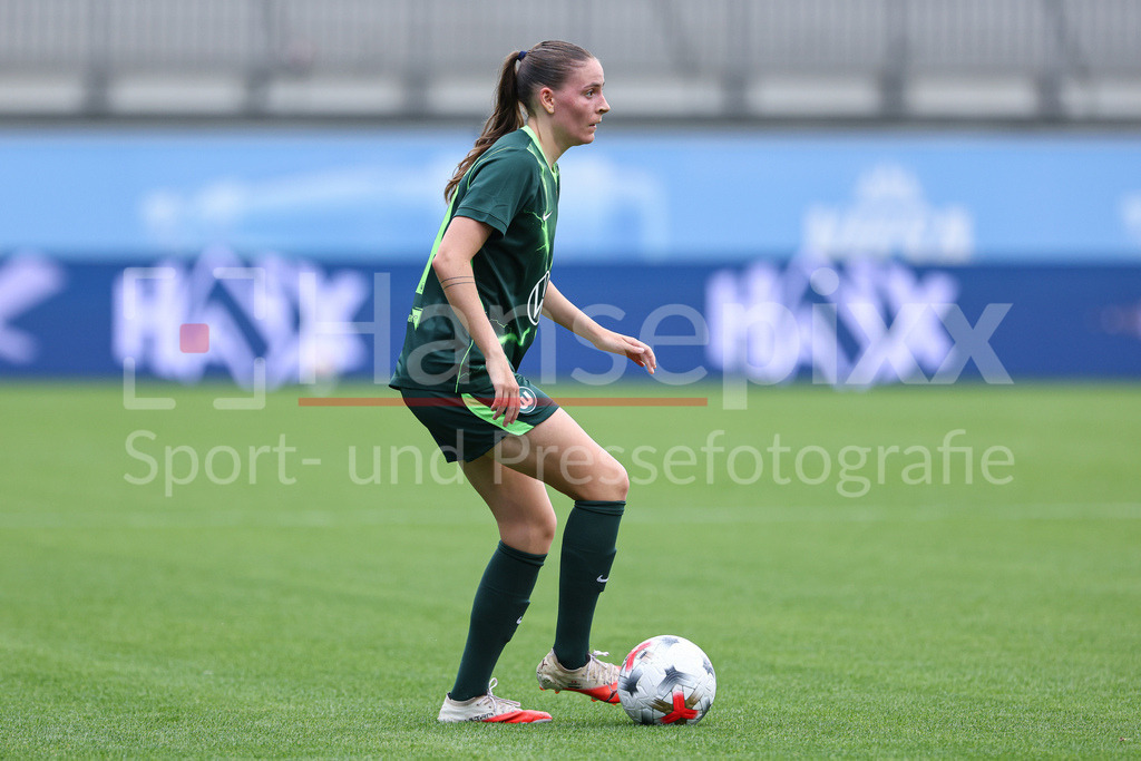 Fussball, UEFA Womens Champions League, VfL Wolfsburg - Inter Mailand | Smilla Vallotto (VfL Wolfsburg, 14) am Ball, Freisteller, Einzelbild, Ganzkörper, Aktion, Action, Spielszene