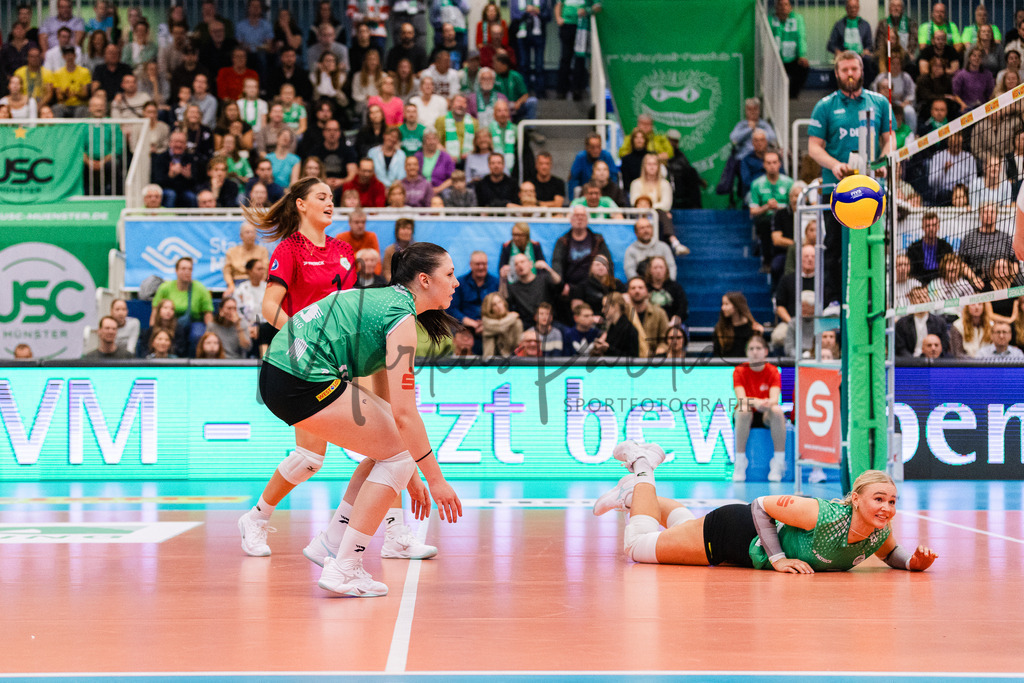Volleyball, 1. Bundesliga Frauen, Hauptrunde, 1. Spieltag, Saison 2025/2026: USC Münster - SSC Palmberg Schwerin | 1. Bundesliga Frauen, Hauptrunde, 1. Spieltag, Saison 2025/2026, USC Münster empfängt SSC Palmberg Schwerin in der Sporthalle Berg Fidel in Münster. Foto: sportfotografie.ms | Markus Paletta - Realisiert mit Pictrs.com