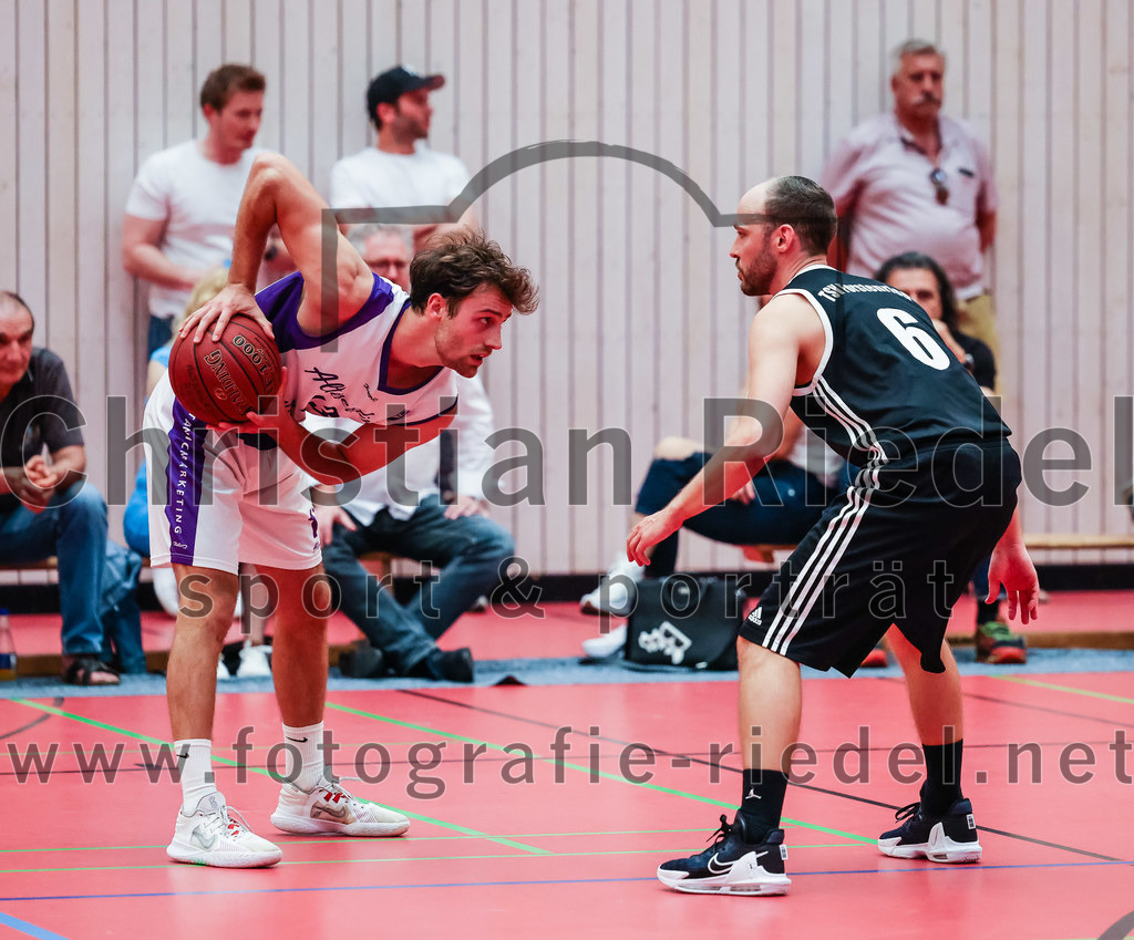 2022-05-15_064_SpVgg_Altenerding_gegen_TSV_Muenchen-Forstenried | Erding, Deutschland, 15.05.2022:
Basketball, Bezirksliga 2021 / 2022, Play-Offs, SpVgg Altenerding gegen TSV München-Forstenried, Endergebnis: 55:57

Jonah Timothy Richardson (SpVgg Altenerding, #13), Florian Wißmeier (TSV München-Forstenried, #6)

Foto: Christian Riedel / fotografie-riedel.net