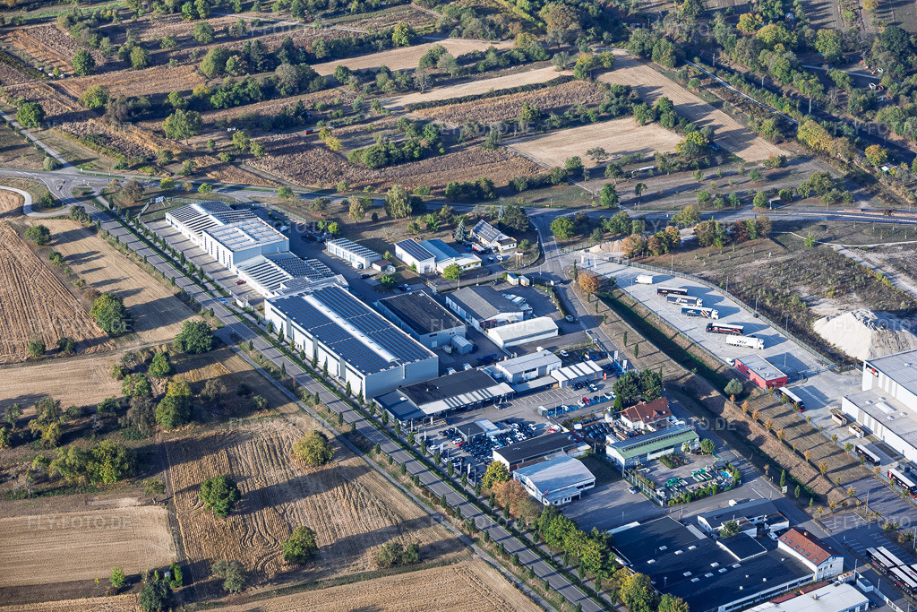 Luftbild: Industriegebiet Industriestraße mit Autohaus Kühn - Seat, Götz Maschinenbau GmbH & Co.KG, und Logistik Schmitt (Standort PCC Ötigheim) in Ötigheim im Bundesland Baden-Württemberg in Deutschland. – Foto: IMG_159559.jpg vom 27.09.2026 durch Werner Riehm/FLY-FOTO.de – Auflösung des Originals: 5905 x 3936 px – Autohaus Kühn e.K. in Ötigheim – icon-3d-druck – Logistik Schmitt - Transport- und Kontraktlogistik