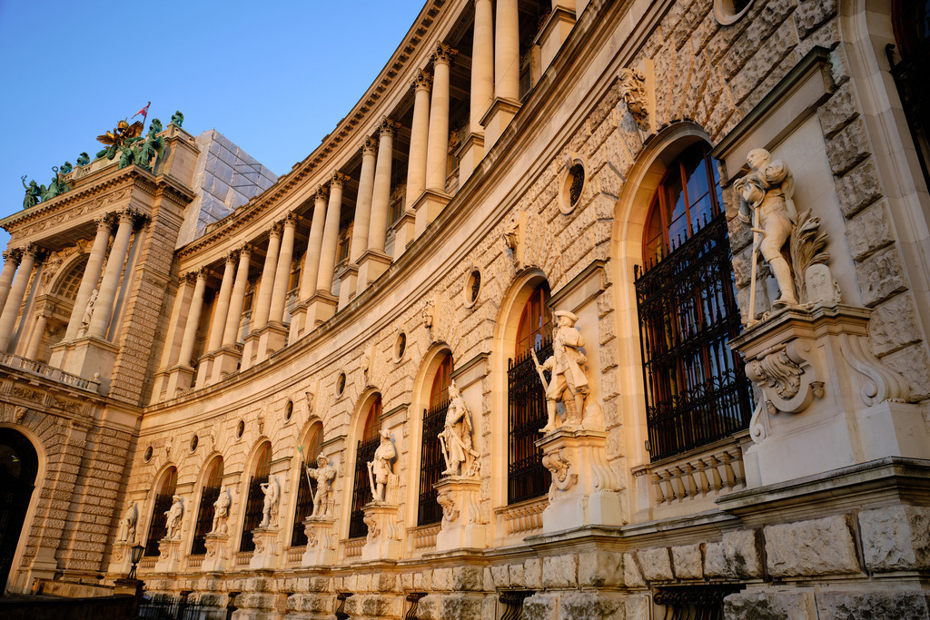 Blick auf die Neue Burg | Wien, Austria - June 14, 2019: Blick auf die Neue Burg. - Realisiert mit Pictrs.com