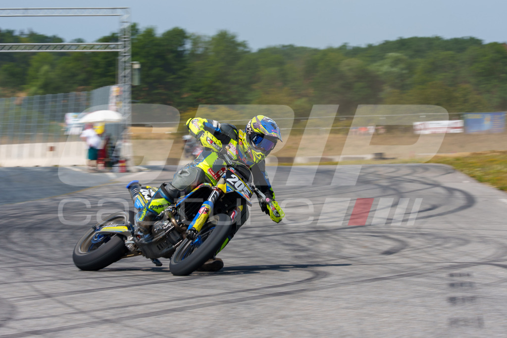 SuperMoto_Staatsmeisterschaft_Fuglau-743 | GRIPcapture steht für authentische Sportfotografie in Österreich – für Momente, die mehr sind als Geschwindigkeit oder Ergebnis. Es geht um Emotion, Spannung, Fokus und den Augenblick, der oft nur einen Wimpernschlag dauert.Ob Motorsport, Teamsport oder 