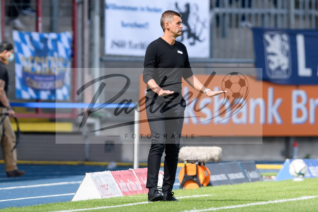 EBSTSV20210828_005 | Fussball, Herren: Trainer Michael Koellner (TSV 1860 Muenchen) gestikuliert beim Spiel der 3. Liga zwischen Eintracht Braunschweig und TSV 1860 Muenchen im Eintracht-Stadion am 28.08.2021 in Braunschweig, Deutschland.DFB / DFL REGULATIONS PROHIBIT ANY USE OF PHOTOGRAPHS AS IMAGE SEQUENCES AND/OR QUASI-VIDEO. - Realisiert mit Pictrs.com