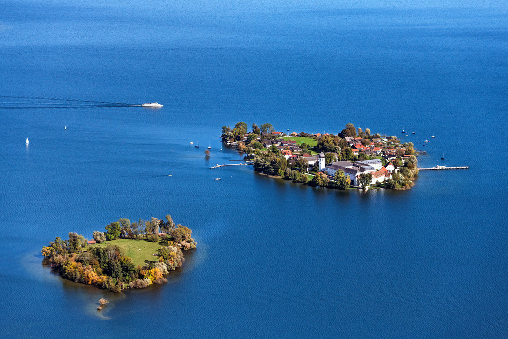 dr__0055631.jpg | CHIEMSEE 07.10.2024 Fraueninsel mit dem Kloster der Abtei Frauenwörth und Krautinsel in Chiemsee im Bundesland Bayern, Deutschland mit der Abtei der Benediktinerinnen Frauenwörth. // Fraueninsel in the Chiemsee in the state of Bavaria, Germany with the abbey of the Benedictine women Frauenwoerth. Foto: Daniel Reiter