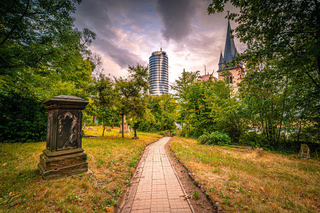 2023-07-23_20-23-23_980 | Blick auf den Jentower auf der linken und die Katholische Kirche St. Johannes Baptist auf der rechten Seite vom Johannisfriedhof aus, Jena, Thüringen, Deutschland - Realisiert mit Pictrs.com