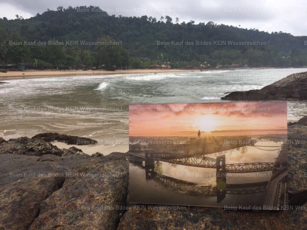 luftbild-thailand-hubbrücke-magdeburger-platte-steffen-lehmann | Die „Magdeburger Platte®“ wurde tatsächlich von Kunden als Geschenk für Geschäftspartner im Ausland bestellt – mit einer ganz einfachen Idee: ein Stück Magdeburg mit auf die Reise zu geben.Unser Magdeburger Wirtschaftsdezernent nahm eine Platte als Geschenk mit nach China, und auch ein Botschafter in Tallinn bekam ein Magdeburg-Motiv auf Acryl.Und dieses Foto hier? Das ist die „Magdeburger Platte®“ in Thailand – ein Urlaubsfoto eines Kumpels. Wenn ich heute darüber nachdenke, ist das schon eine kleine Geschichte: Der kleine Hobbyfotograf Steffen Lehmann aus Magdeburg – und plötzlich waren seine Luftbilder ein Stück weit in der Welt unterwegs.Darauf bin ich tatsächlich ein bisschen stolz. Nicht, weil die „Magdeburger Platte®“ ein großes Massenprodukt geworden ist, sondern weil aus einer eigenen Idee etwas entstanden ist, das Menschen gerne mitgenommen und verschenkt haben. - Realisiert mit Pictrs.com