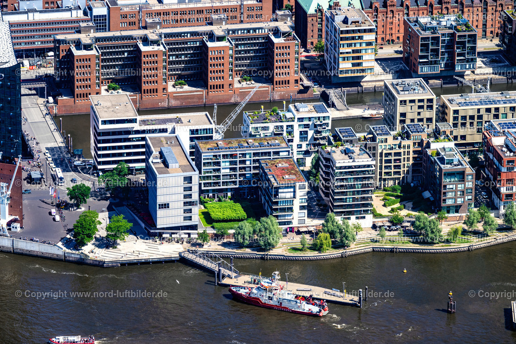 Hamburg_Chicargokai_Hafencity_ELS_7082200625 | HAMBURG 20.06.2025 Gebäudekomplexedes am Überseequartier am Chicagokai - Osakaallee im Bereich des ehemaligen Grasbrooks im Ortsteil Hafencity in Hamburg, Deutschland. Weiterführende Informationen bei: CHRISTIAN DE PORTZAMPARC,  Depenbrock Bau GmbH & Co. KG,  F + Z Baugesellschaft, Zweigniederlassung der Hecker Bau GmbH & Co. KG,  Stump-Franki Spezialtiefbau GmbH,  Unibail-Rodamco Germany GmbH,  Unibail-Rodamco ÜSQ Süd Quartiersmanagement GmbH. // Building complex at the Ueberseequartier on Chicagokai - Osakaallee in the area of the former Grasbrook in the Hafencity district of Hamburg, Germany. Further information at: CHRISTIAN DE PORTZAMPARC,  Depenbrock Bau GmbH & Co. KG,  F + Z Baugesellschaft, Zweigniederlassung der Hecker Bau GmbH & Co. KG,  Stump-Franki Spezialtiefbau GmbH,  Unibail-Rodamco Germany GmbH,  Unibail-Rodamco UeSQ Sued Quartiersmanagement GmbH. Foto: Martin Elsen
