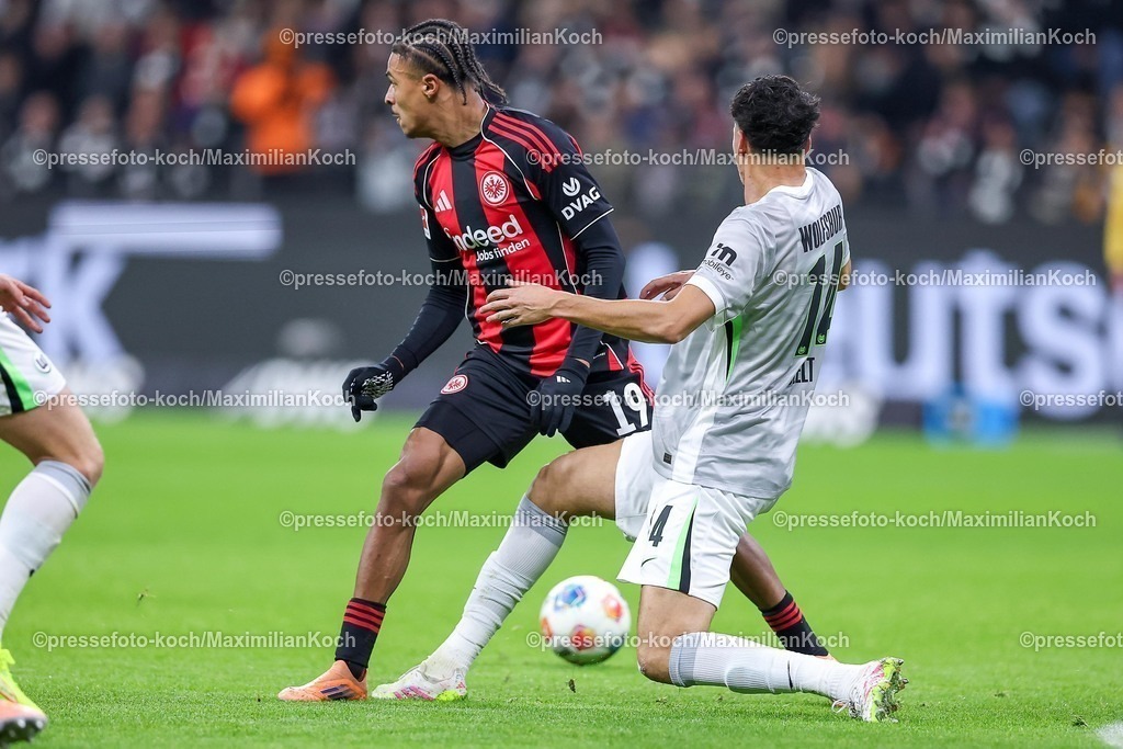 SGE30112501054 | 30.11.2025, Fußball, Eintracht Frankfurt - VfL Wolfsburg, 1. Fußball Bundesliga, 12. Spieltag, Deutsche-Bank-Park (Frankfurt am Main), Saison 2025 2026: Jean-Matteo Bahoya&nbsp;(Eintracht Frankfurt #19) im Zweikampf gegen  Jenson Seelt&nbsp;(VfL Wolfsburg #14)  DFB Regulations prohibit any use of photographs as image sequences and or quasi-video.