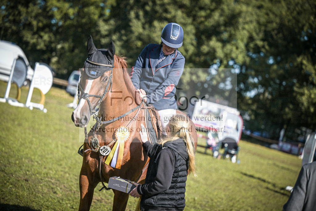 DOS_0011 | Entdecke hochwertige Reitturnierfotos von Foto Oger. Professionell, emotional und authentisch – jetzt Lieblingsmomente im Shop bestellen.Deutschlandweite Turnierfotografie. - Realisiert mit Pictrs.com