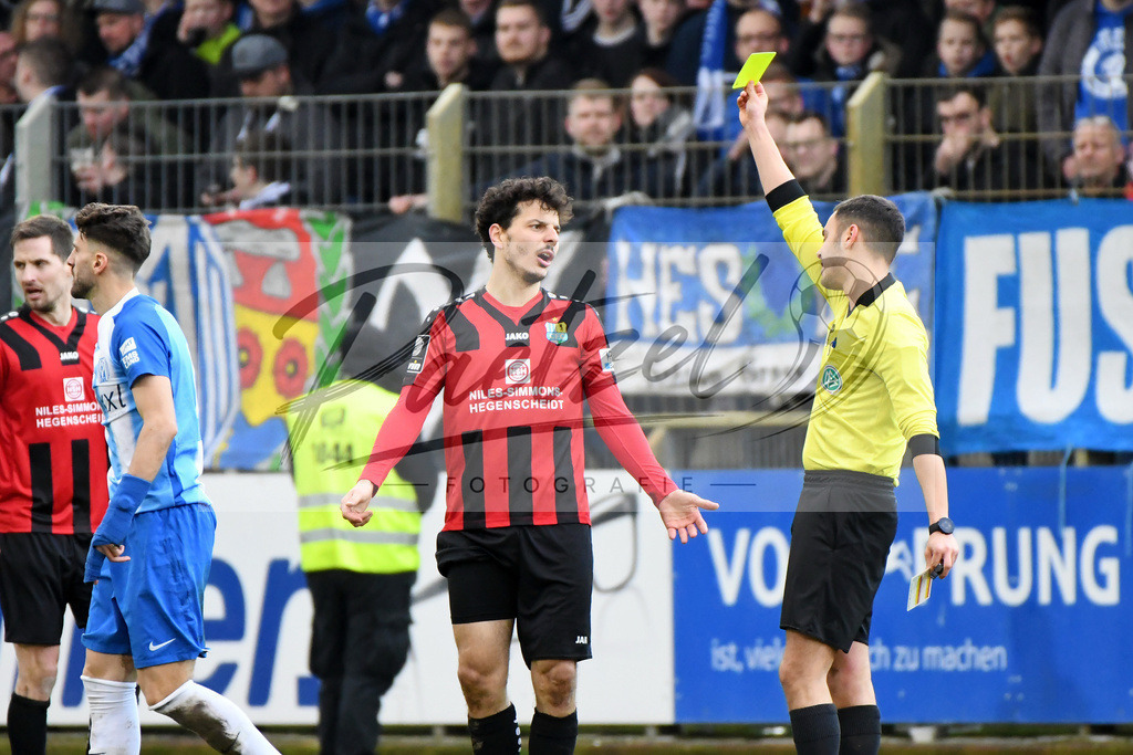 20200201_MEPCHE_0088 | Fußball, Herren: Philipp Hosiner (Chemnitzer FC) sieht die gelbe Karte von Schiedsrichter Asnir Osmanagic waehrend des Spiels der 3. Liga zwischen SV Meppen und Chemnitzer FC in der Haensch-Arena am 01.02.2020 in Meppen, Deutschland. DFB / DFL REGULATIONS PROHIBIT ANY USE OF PHOTOGRAPHS AS IMAGE SEQUENCES AND/OR QUASI-VIDEO. - Realisiert mit Pictrs.com