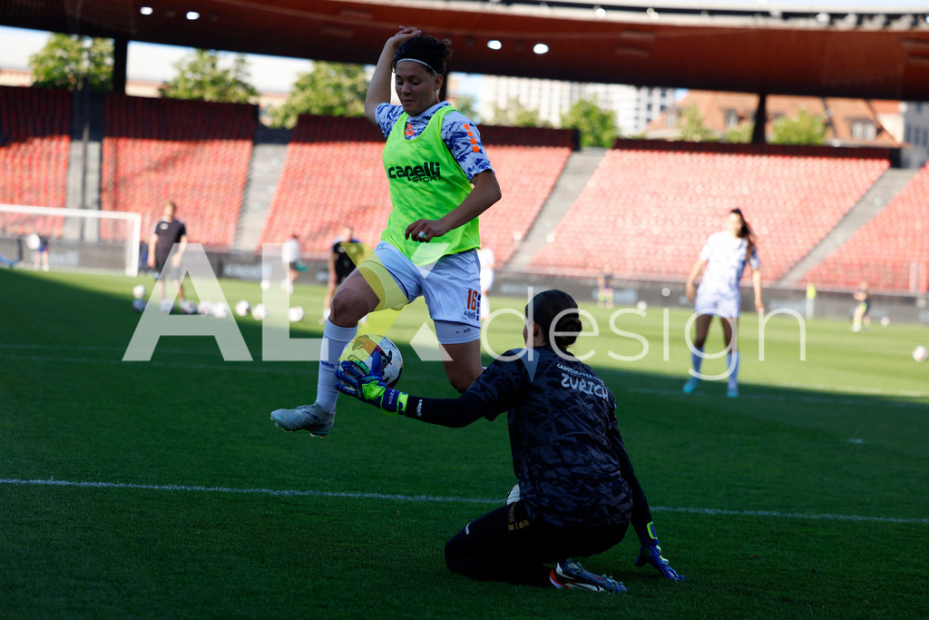 GC Zürich vs FC Zürich - AXA Women’s Super League Playoffs - Stadion Letzigrund | LAUREN KOZAL of Grasshopper Club Zürich and EMANUELA PFISTER of Grasshopper Club Zürich before the AXA Women’s Super League Playoffs quarter-final second leg between GC Zürich and FC Zürich at Stadion Letzigrund, Zurich, Switzerland. - Realisiert mit Pictrs.com