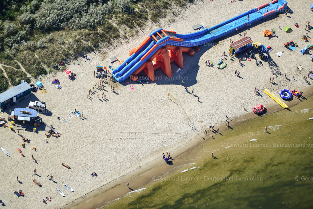 3637734 | ZINNOWITZ 25.08.2016 Sonnenschirm - Reihen am Sand- Strand im Küstenbereich der Ostsee mit einer Wasserrutsche in Zinnowitz auf der Insel Usedom im Bundesland Mecklenburg-Vorpommern, Deutschland. // Parasol - rows on the sandy beach in the coastal area of the Baltic Sea with a water slide in Zinnowitz on the island of Usedom in the state Mecklenburg - Western Pomerania, Germany. Foto: Gerhard Launer