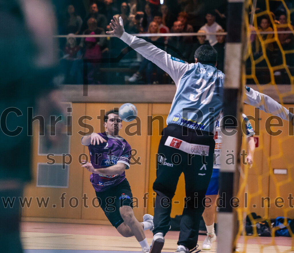 2024-11-24_022_SpVgg_Altenerding_gegen_ASV_Dachau | Erding, Deutschland, 24.11.2024:Handball, Bezirksoberliga Männer 2024 / 2025, 8. Spieltag, SpVgg Altenerding gegen ASV Dachau, Endergebnis: 30:23Joseph Wyhnalek (SpVgg Altenerding, #2), Torwart Valentin Hagitte (ASV Dachau, #30)Foto: Christian Riedel / fotografie-riedel.net