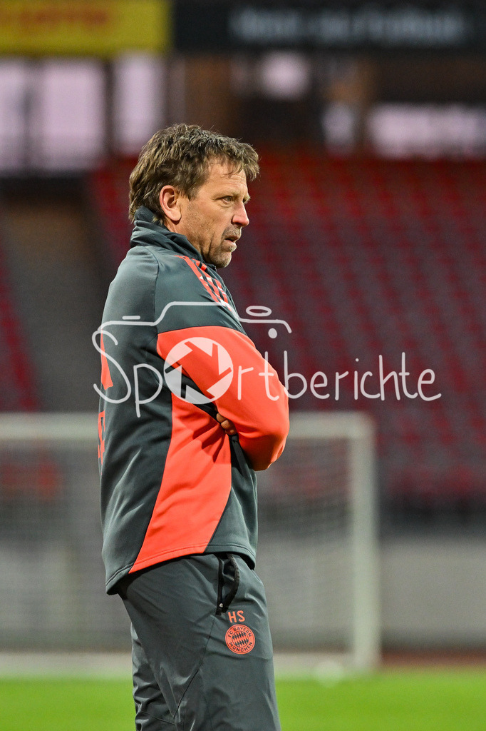 1. FC Nürnberg II - FC Bayern Amateure | NÜRNBERG, GERMANY - 21. APRIL: im Bild Holger SEITZ Cheftrainer FC Bayern München II während dem Match zwischen dem 1. FC Nürnberg II und den Amateuren des FC Bayern am 30. Spieltag der Regionalliga Bayern im Max-Morlock Stadion