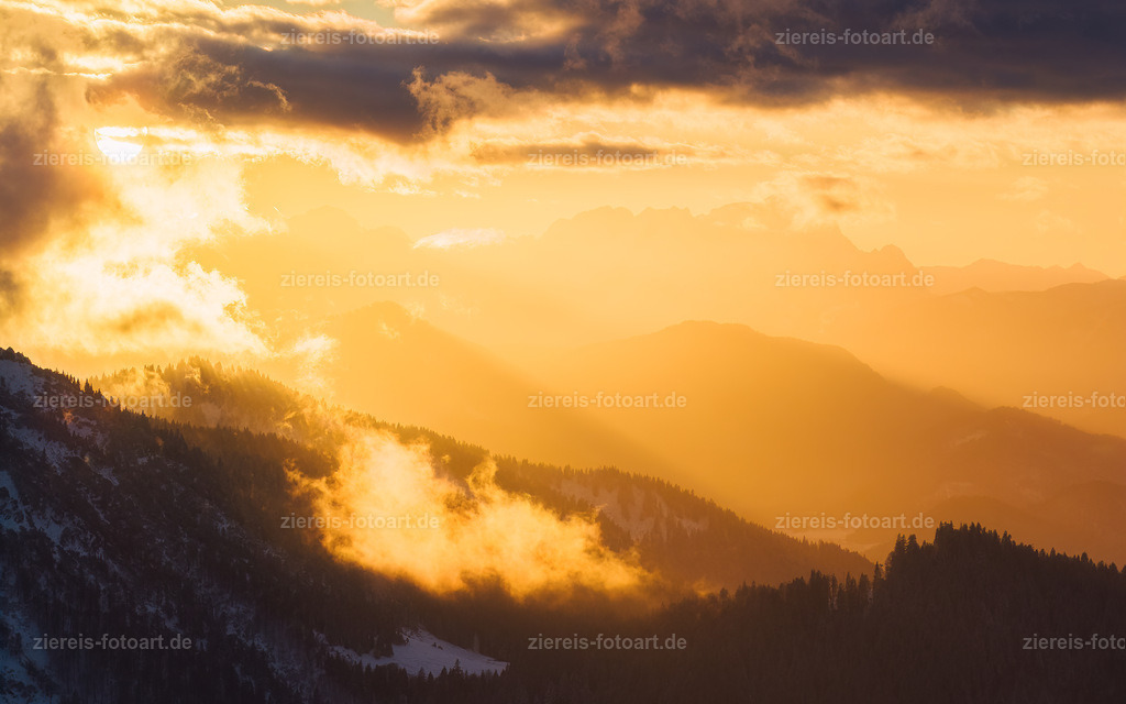Die Zugspitze zum Sonnenuntergang von Bad Wiese aus fotografiert | Die Zugspitze zum Sonnenuntergang von Bad Wiese aus fotografiert - Realisiert mit Pictrs.com