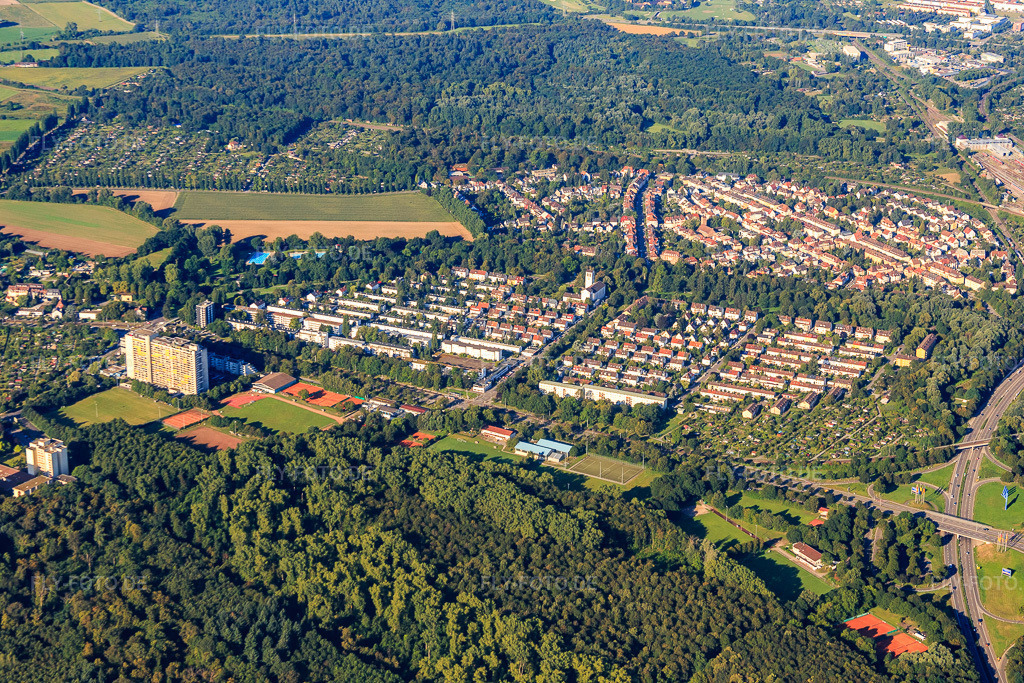 Luftbild: Ortsteil Dammerstock von Osten im Ortsteil Weiherfeld-Dammerstock in Karlsruhe im Bundesland Baden-Württemberg in Deutschland. Foto: IMG_092873.jpg vom 13.08.2016 durch Werner Riehm/FLY-FOTO.de