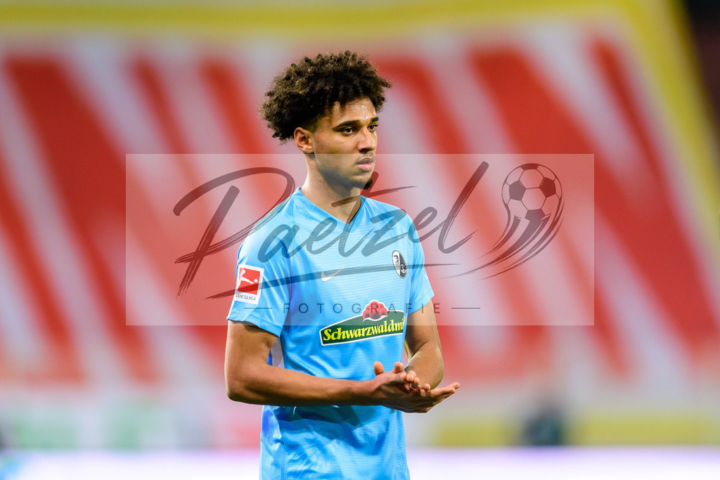 FCUFRE20211215_059 | Fussball, Herren: Kevin Schade (SC Freiburg) gestikuliert, Gestik bei dem Spiel der 1. Bundesliga zwischen 1. FC Union Berlin und SC Freiburg im Stadion An der Alten Foersterei am 15.12.2021 in Berlin, Deutschland.DFB / DFL REGULATIONS PROHIBIT ANY USE OF PHOTOGRAPHS AS IMAGE SEQUENCES AND/OR QUASI-VIDEO. - Realisiert mit Pictrs.com