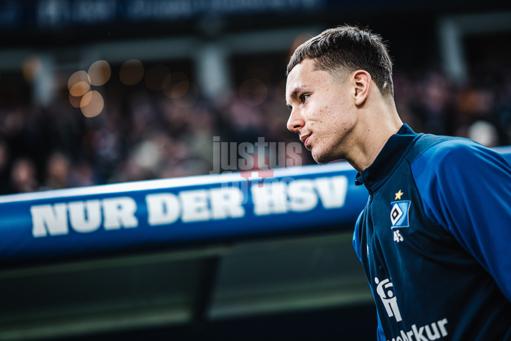 Fußball | Männer | Saison 2023/2024 | 2. Fußball-Bundesliga | 14. Spieltag | Hamburger SV vs. Eintracht Braunschweig | 24.11.2023 | Otto Emerson Stange (#49, HSV) vor dem Spiel