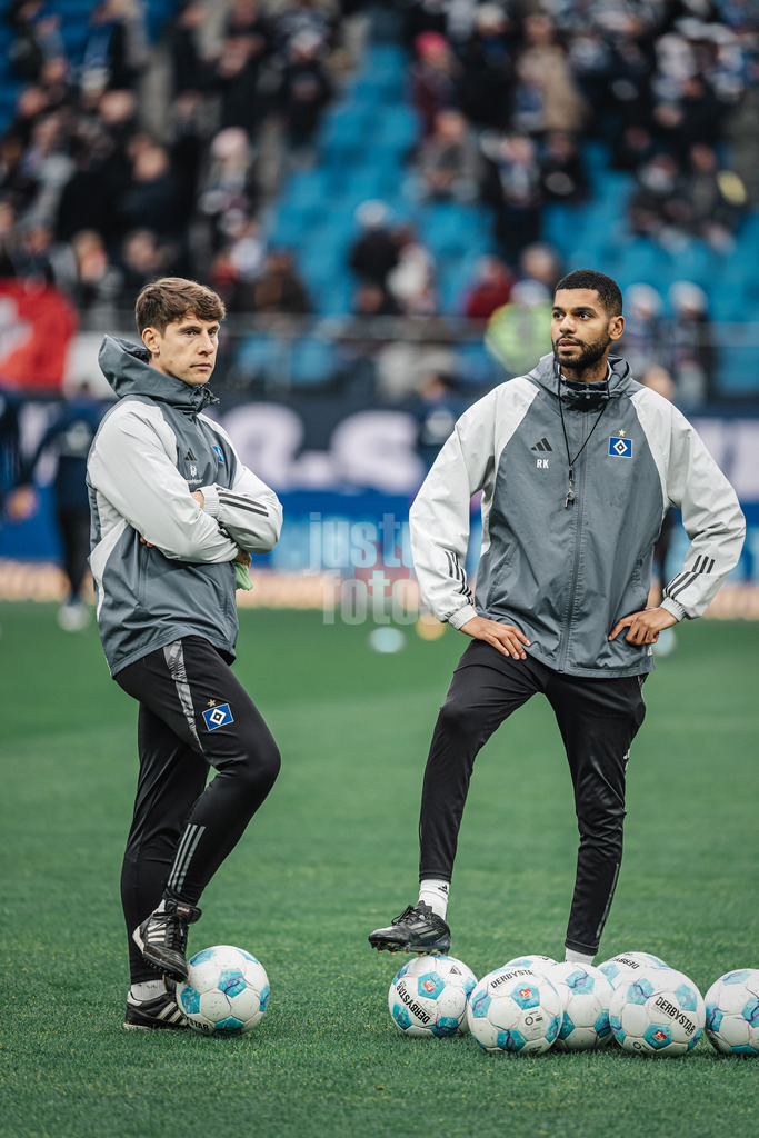 Fußball | Männer | Saison 2024/2025 | 2. Fußball-Bundesliga | 15. Spieltag | Hamburger SV vs. SV Darmstadt 98 | 08.12.2024 | v.l. Co-Trainer Loic Fave und Richard Krohn (beide HSV)