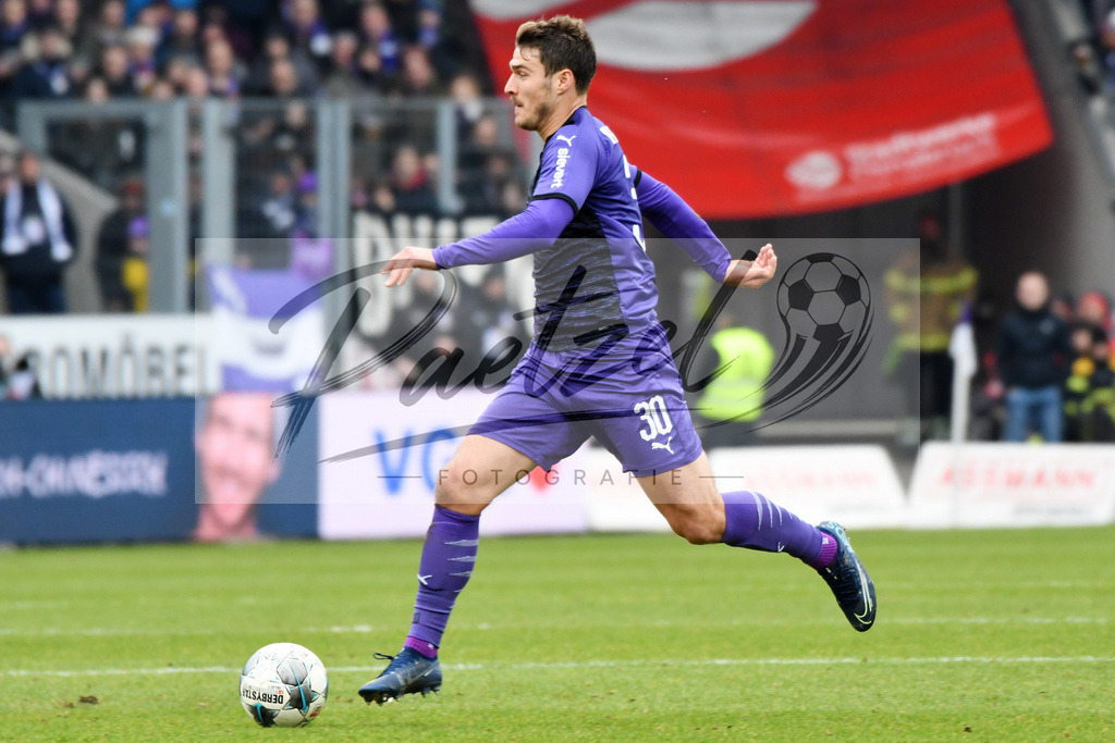 20200208_OSNFCN_0059 | Fußball, Herren: Benjamin Girth (VfL Osnabrueck) in Aktion, am Ball, Einzelaktion waehrend des Spiels der 2. Bundesliga zwischen VfL Osnabrueck und 1. FC Nuernberg im Stadion an der Bremer Bruecke am 08.02.2020 in Osnabrueck, Deutschland.DFB / DFL REGULATIONS PROHIBIT ANY USE OF PHOTOGRAPHS AS IMAGE SEQUENCES AND/OR QUASI-VIDEO. - Realisiert mit Pictrs.com