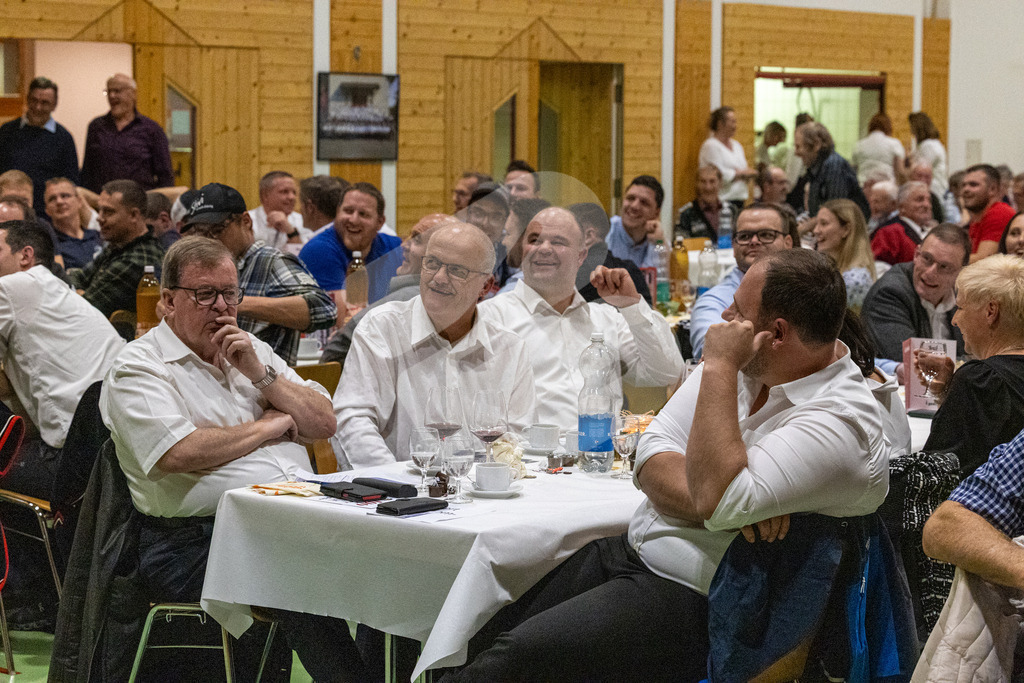 SKE100J_4817 | Die Schwinger des Schwyzer Kantonalen Schwingerverbandes: Fotos, die Dynamik und Leidenschaft festhalten, sowie emotionale Momente aus dem traditionellen Schwingsport zeigen. - Realisiert mit Pictrs.com