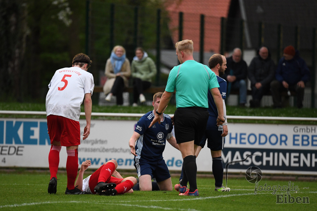 SV Eintracht Wiefelstede-VFL Bad Zwischenahn | Herren Kreisliga; SV Eintracht Wiefelstede (weiß)-VFL Bad Zwischenahn (blau) am 09.04.2024; in Wiefelstede (Sportanlage Am Breeden), Photo: Philip Eiben 2024 - Realisiert mit Pictrs.com