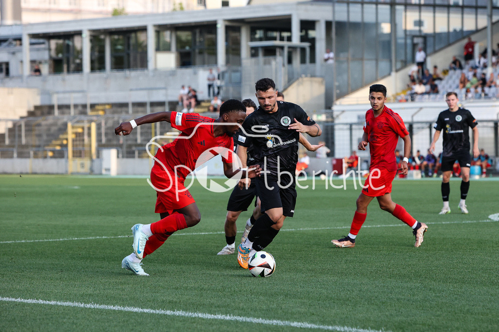 FC Bayern Amateure - SpVgg Ansbach | im Duell Michael SCOTT (FCB #8) und Patrick KROISS (Ansbach #10) / Zweikampf
