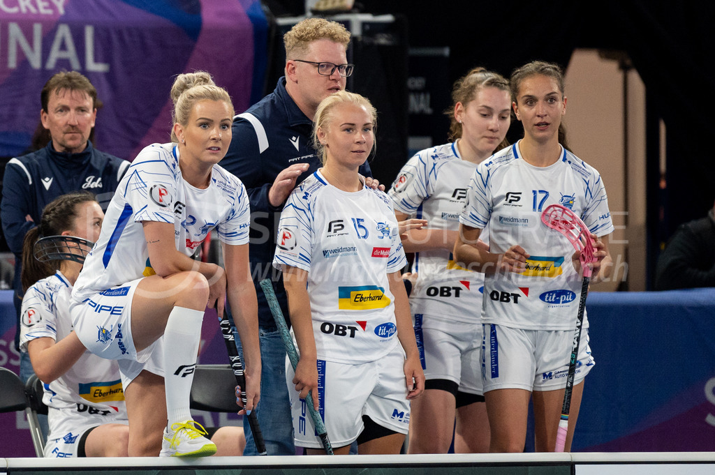 Piranha Chur vs Kloten-Dietlikon Jets - 23. April 2022 | Piranha Chur vs Kloten-Dietlikon Jets
Stimo Arena, Kloten
#22 Iza Rydfjäll (Kloten-Dietlikon Jets), Cheftrainer Thomas Appenzeller (Kloten-Dietlikon Jets), #15 Jenna Taivaloja (Kloten-Dietlikon Jets) und #17 Nina Metzger (Kloten-Dietlikon Jets).
Bild: Sportfotografie Markus Aeschimann | www.markus-aeschimann.ch - Realisiert mit Pictrs.com