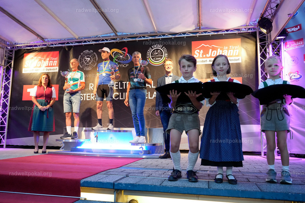 1282_20230817_Bewerb_Maenner_Muehlanger | AUT - OESTERREICH, 2023-08-16: SPORT RENNRAD-FAHREN - 55. INTERNATIONALER RADWELTPOKAL IN ST. JOHANN IN TIROL  - Vintage-Radrennen mit WM-Bronze-Medaillen-Siegerin Christina Schweinberger, den Teilnehmer und Alexander Baumann (vom Orginastions-Team) - TAG 2 BEWERB MAENNER IN SECHS GRUPPEN  ; Foto: Roland Muehlanger