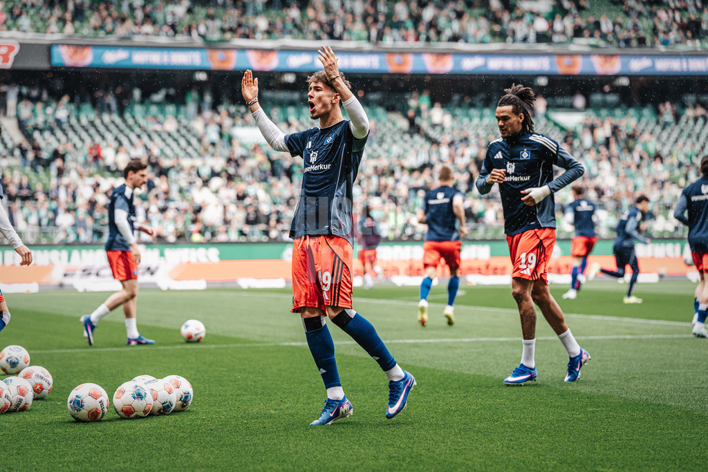 Fußball | Männer | Saison 2025/2026 | 1. Fußball-Bundesliga | 30. Spieltag | SV Werder Bremen vs. Hamburger SV | 18.04.2026 | Otto Stange (#49, HSV) heizt die Fans vor dem Spiel ein