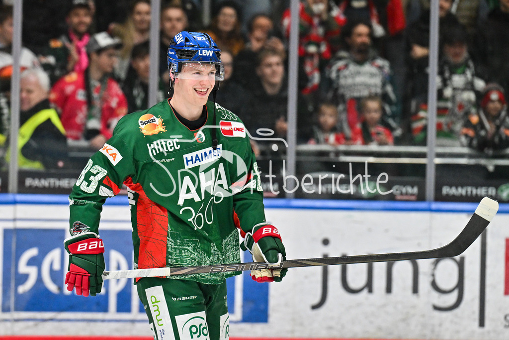 Augsburger Panther - Löwen Frankfurt | AUGSBURG, GERMANY - 16. JANUARY: Die Spieler der Hausherren feiern zusammen mit den Fans den Heimsieg gegen Frankfurt nach dem Match zwischen den Augsburger Panthern und den Löwen Frankfurt am 40. Spieltag der penny DEL im Curt Frenzel Stadion - Sebastian ZWICKL (Augsburger Panther 83)