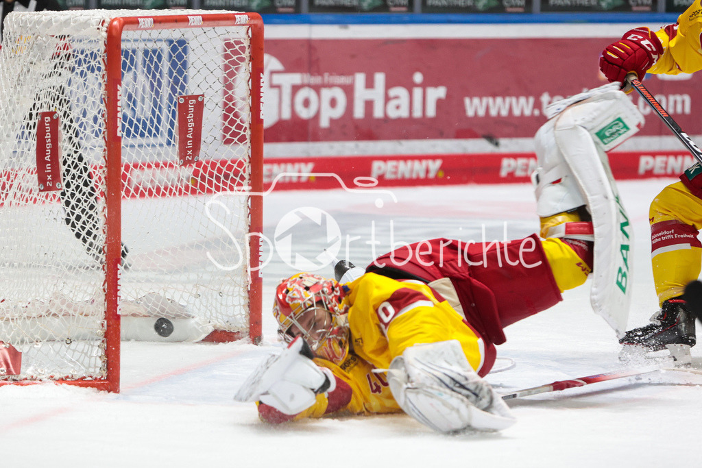 Augsburger Panther - Duesseldorfer EG | Der Puck schlaegt hinter Henrik HAUKELUND zum 2-1 fuer die Panther ein