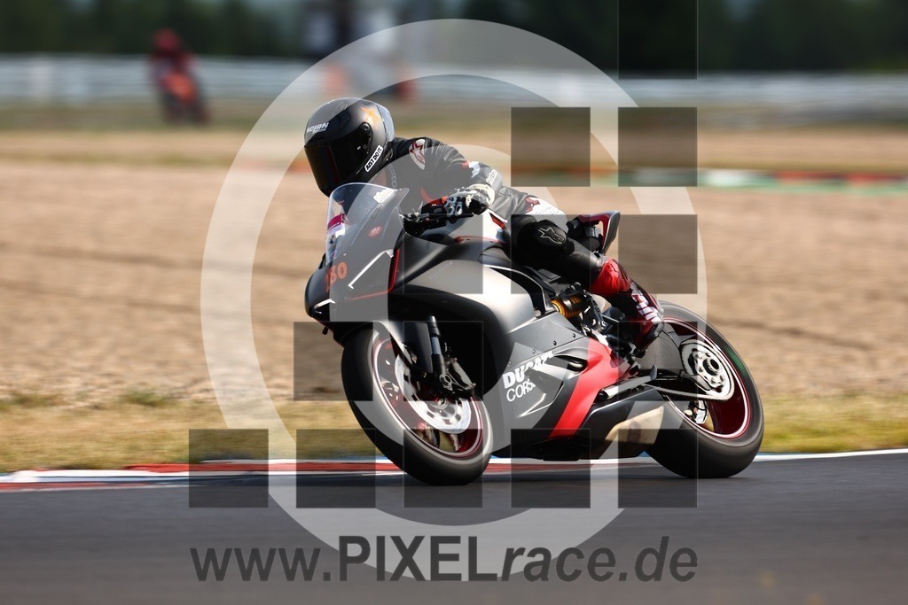 0280-20240725_03383 | Schöne Erinnerungen an spannende Momente - das festzuhalten ist unser Job. PIXELrace.de ist seit 2003 auf den Rennstrecken Europas unterwegs um die Action draußen beim Fahren und die wunderbare Stimmung imm Fahrerlager für euch einzufangen.