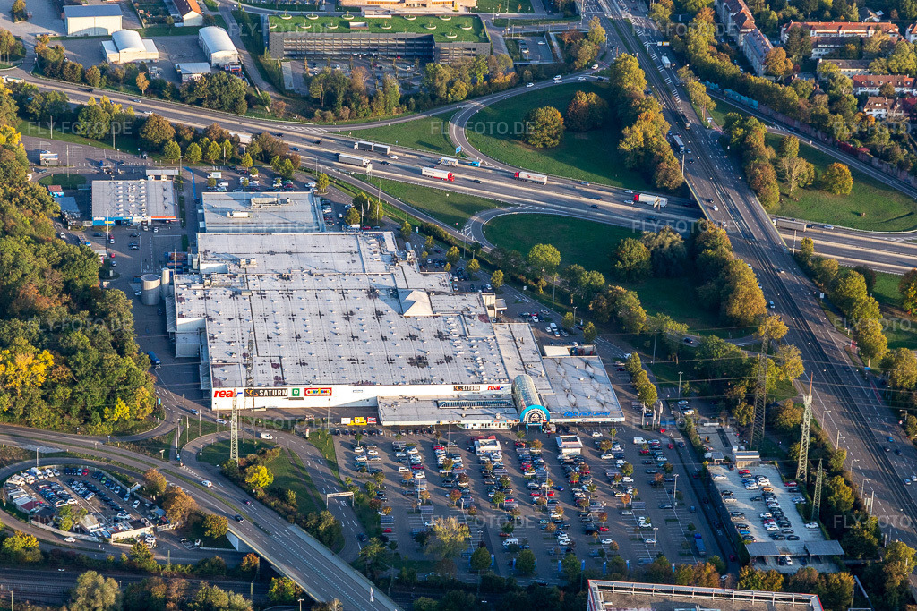 Luftbild: Durlachcenter mit Real und Saturn zwischen Weinweg und Durlacher Allee im Ortsteil Rintheim in Karlsruhe im Bundesland Baden-Württemberg in Deutschland. Foto: IMG_123443.jpg vom 19.10.2020 durch Werner Riehm/FLY-FOTO.de