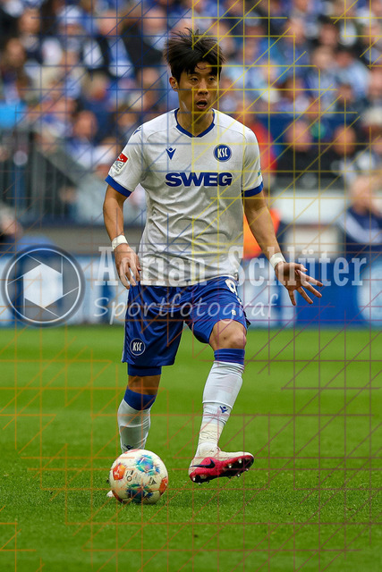 05.04.2026, GER, Fussball, Herren, 2. BL, Saison 2025/2026, FC Schalke 04 - Karlsruher SC | Shio Fukuda (KSC) in Aktion am Ball, Einzelaktion 