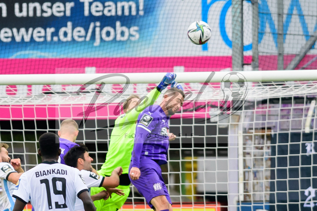 OSNTSV20211106_069 | Fussball, Herren: Torwart Marco Hiller (TSV 1860 Muenchen) und Marc Heider (VfL Osnabrueck) im Zweikampf bei dem Spiel der 3. Liga zwischen VfL Osnabrueck und TSV 1860 Muenchen im Stadion an der Bremer Bruecke am 06.11.2021 in Osnanbrueck, Deutschland.DFB / DFL REGULATIONS PROHIBIT ANY USE OF PHOTOGRAPHS AS IMAGE SEQUENCES AND/OR QUASI-VIDEO. - Realisiert mit Pictrs.com