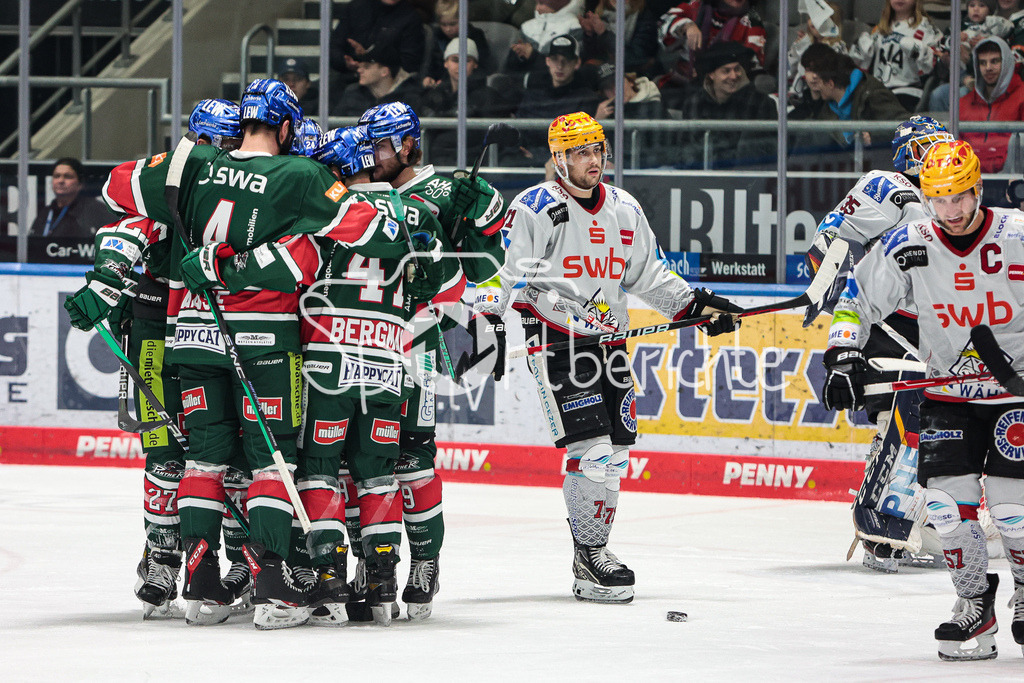 Augsburger Panther - Fischtown Pinguins Bremerhaven | Die Hausherren juebeln erneut - der Treffer zum 4-3 durch Justin VOLEK (AEV #9)
