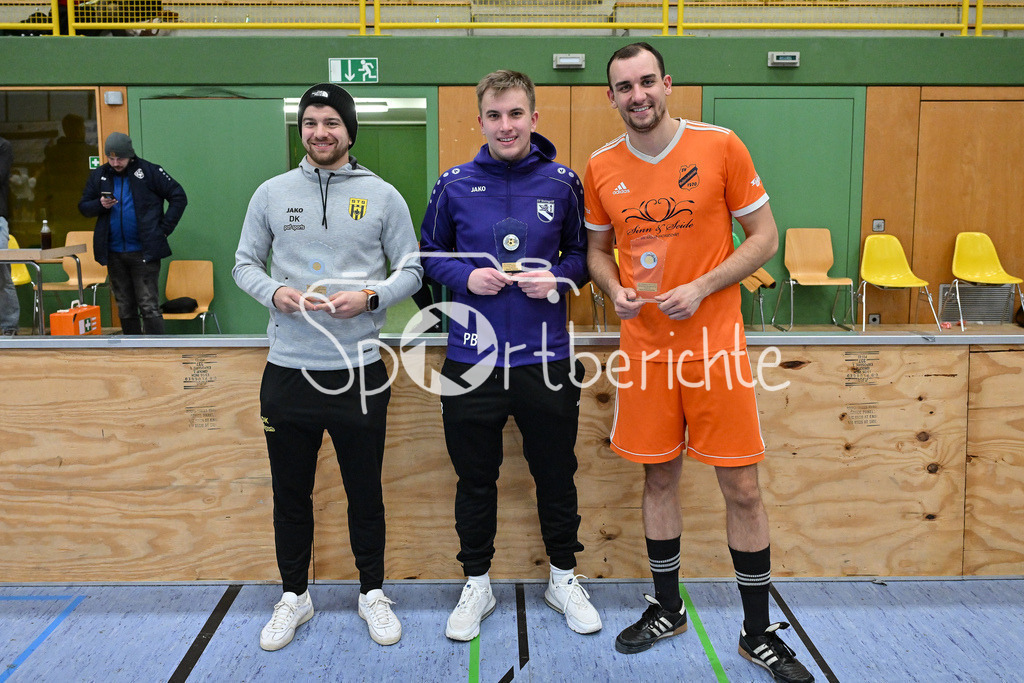 Maierbräu Neujahrscup der Herren | v. l. Daniel KOLLER (bester Spieler / Scheyern), Paul BRUDER (bester Torhüter / SV Steingriff), Sebastian SCHMIEDER (bester Torschütze / SV Wulfertshausen)