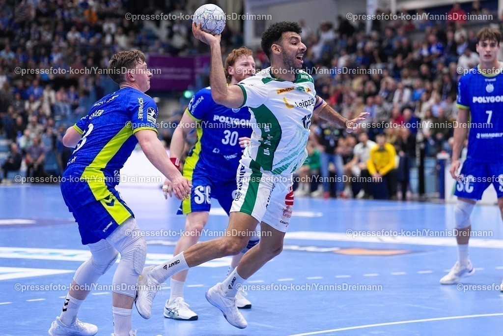 xYDRx22112502027 | 22.11.2025, xydrx, Handball, 1.HBL, VFL Gummersbach - SC DHfk Leipzig, Schwalbe-Arena: Ahmed Khairy (SC DHfk Leipzig #17) im Zweikampf gegen Ole Pregler (VFL Gummersbach #23) und Tom Kiesler (VFL Gummersbach #30)