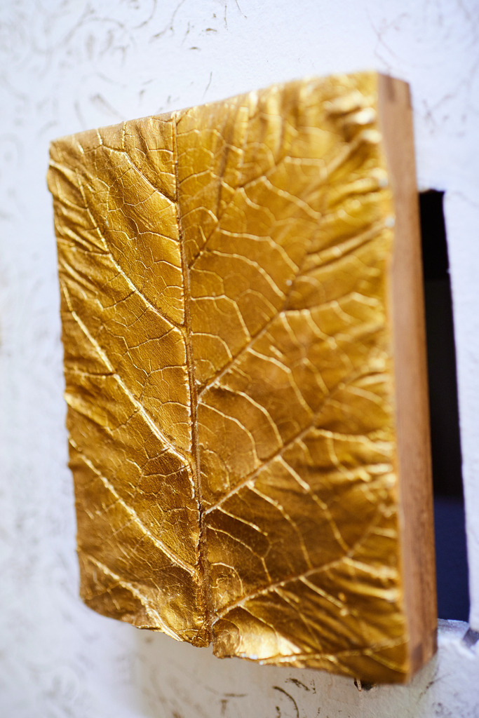 Atelier GoldRichtig | Wien, Austria - July 02, 2018: Atelier GoldRichtig; vergoldetes Kunstwerk eines Blattes an der Wand. - Realisiert mit Pictrs.com